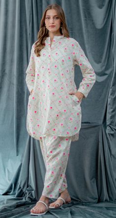 Gorgeous Pakistani Dresses, Kurta Shirt Designs Women, Cort Set Design For Women, Linen Dress Design Pakistani, Latest Shirts Design For Women, Shirt Design For Women Pakistani, Simple Shirts Design Pakistani, Suit Design Pakistani Style, Simple Cotton Suits Designs