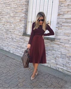 Maroon Skirt Outfit, Pleated Midi Skirt Outfit, Midi Rock Outfit, Midi Skirt Outfit Winter, Skirt Outfit Fall, Maroon Outfit, Fall Workwear