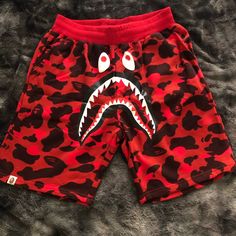 Bape Red Camo Shorts Tns Nike, Bape Shorts, Nike Shoes Women Fashion, Young Mens Fashion, Bape Hoodie, Red Camo, Swag Men, Camo Shorts