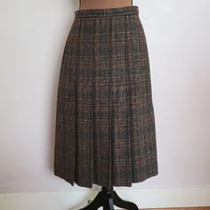 Vintage 1970s Jaeger Wool skirt. Label reads size 14, Waist - 28", Hips- 39". Modern size small. Womens Skirts, Wool Skirt, Wool Skirts, Vintage 1970s, Houston Tx, Houston, 1970s, Art Collection, Womens Skirt