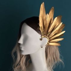 Headpiece Diy How To Make, Costume Headpieces, Golden Costume, Diy Headpiece, Feathers Diy, Feather Accessories, Ceremonial Dress, Paper Accessories, Feather Fashion