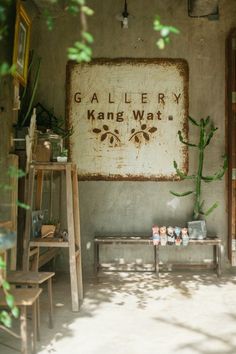 a sign on the side of a building that says'gallery kangg wat '