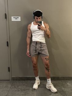 men's gym outfit Men’s Gym Wear Outfits, Guy Gym Outfit, Men Gym Outfit, Gym Shark Outfit, Gym Fits Men, Shorts Gym Outfit, Gym Selfies, Gym Vibes, Tattooed Men