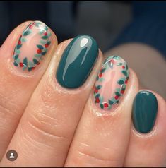 Gel Manicure Ideas For Short Nails Christmas, Winter 24 Nails, Pinecone Nail Art, Wreath Christmas Nails, Nail Art Designs Christmas Simple, Christmas Cat Nail Art, Christmas Nails Wreath, Wreath Nail Design, Short Winter Nails Ideas