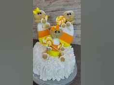 there is a cake decorated with teddy bears on it