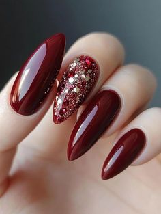 Red Nails For New Years, Christmas Nail Red And Gold, Christmas Nail Ideas Red And Gold, Red Subtle Christmas Nails, Red Nails With Foil Flakes, Cranberry Red Christmas Nails, Red White Gold Christmas Nails, Christmas Nails 2025 Trends, Christmas Maroon Nails