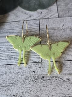 polymer clay luna moth earrings with plated stainless steel hoops. Perfect gift, These are lightweight and hypoallergenic. Moth Clothes, Earrings Cottagecore, Moth Earrings, Witchy Earrings, Celestial Earrings, Luna Moth, Fun Jewelry, Ceramic Earring, Pretty Clothes