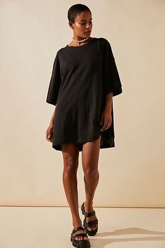 Effortless to a tee, this sweet mini from our free-est collection is a true versatile staple. **Fit:** Relaxed, shapeless tee silhouette **Features:** Crew neckline, exaggerated dropped shoulders, side pockets, swingy shape **Why We | Essential Extreme Tee Mini Dress by free-est at Free People in Black, Size: XS Shirt Dress Outfit, Free People Tank Top, Oversize Casual, Casual Day Dresses, Long Tee, Mini Sweater Dress, Knit Mini Dress, Wrap Dress Floral, Mini Dresses