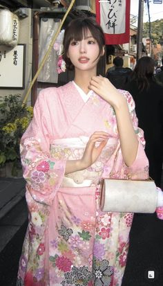 Japan Outfit Summer, Friendship Photoshoot, Pink Kimono, Chique Outfits, Beautiful Kimonos, Aesthetic Women, Japanese Outfits