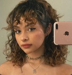 Woman With Curly Hair, Curly Bangs, Curly Hair With Bangs, Penteado Cabelo Curto, Curly Hair Cuts, Short Curly Hair, Grunge Hair, Aesthetic Hair