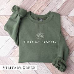 I Wet My Plants Sweatshirt. Gardener Unisex Hoodie. Funny - Etsy Heat Press Sweatshirt Ideas, Christmas Tree Hoodie, Cold Sweatshirt, Always Cold, Merry Happy, Holiday Wear, Winter Sweatshirt, Gildan Sweatshirts, Holiday Shirts