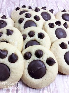 chocolate chip cookies are arranged in the shape of a dog's mouth and paws