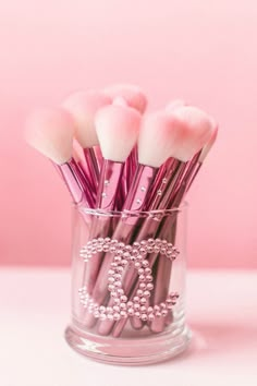 Como organizar seus pincéis para maquiagem Koleksi Makeup, Mascara Hacks, Alat Makeup, Beauty Brushes, Pink Everything, Types Of Makeup, Make Up Brush, Pink Stuff, Pink Things