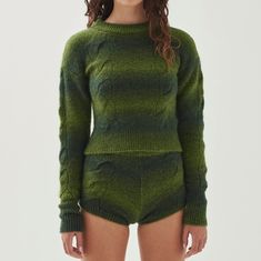 Jersey corto de punto en degradado verde
Tejido en un efecto de degradado verde, el jersey Aspen cuenta con una silueta corta acentuada por dobladillos acanalados y detalles de punto de ochos, cuello redondo y puños. Para un conjunto coordinado, completa el look con los shorts a juego Monte. Green Ombre, Ombre Effect, Cable Knit Sweater, Green Sweater, Cropped Sweater, Aspen, Cable Knit, On Demand, Knitwear