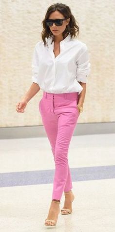 White and pink pants for spring and summer look #springfashion #summerstyle #outfitideas #casualstyle Chic Office Outfit, Pink Chinos, Chique Outfit, Classic White Shirt, Fashion Petite, Summer Work Outfits, Tips For Success, Trendy Summer Outfits, Outfit Trends