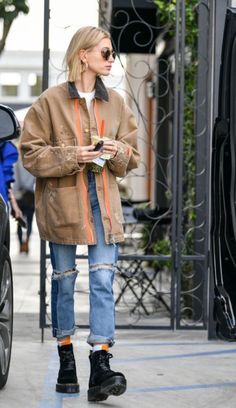 Normcore Style, Doc Martens Outfit, Hailey Bieber Style, Amal Clooney, Lug Sole Boots, Outfit Trends, Hailey Baldwin, Mode Inspo, Look Vintage