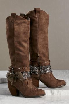 Cowgirl Heels, Bota Country, Making Bows, Girl Boots, Boot Bling, Wrap Boots, Mode Boho, Sheepskin Boots