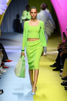 Neon Green Outfits, Neon Fashion, Casual School Outfits, Spring Summer Trends, Fashion 2024, Spring Fashion Trends, Women's Casual Style, Summer 24