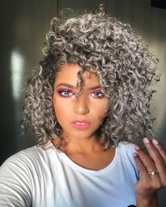 Cabelo cinza: 35 fotos, tutoriais e os produtos para manter o tom perfeito Curly Highlights, Silver White Hair, Granny Hair, Grey Hair Transformation, Curly Girl, Hair Transformation, How To Make Hair