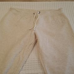 Gap Cream Sweatpants. So Soft And Comfortable. To Small For Me. Only Worn Once. Excellent Condition. Nwot Gap Straight Leg Loungewear Bottoms, Cream Sweatpants, Low Rise Sweatpants, Gap Sweatpants, Fire Shoes, Dubai Outfits, Earthy Outfits, Fits Clothes, Christmas Tops