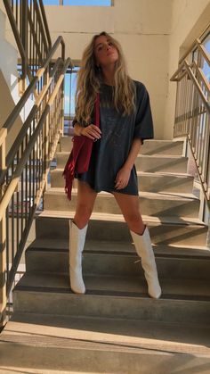 Country Concert Outfits, White Cowboy Boots, Bota Country, Concert Outfit Ideas, Rodeo Outfits, Country Concert Outfit, Concert Outfits