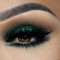 Dark Green Makeup Ideas, Emerald Green And Gold Eyeshadow, Emerald Green Makeup Looks Natural, Emerald Green Prom Makeup, Emerald Green Makeup Looks, Emerald Quince, Green Smokey Eye Makeup, Prom 2k23, Quince Makeup