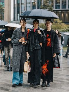 Paris Fashion Week Winter, Pfw 2023 Street Style, Japanese Street Fashion 2023, Androgeny Style, Shanghai Street Fashion, London Street Fashion, Tokyo Fashion Week Street Styles, Snap Fashion