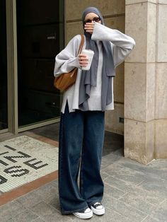 Fall Hijab Style, Baggy Office Outfit, Black Cargo Pants Outfit Hijab, Modest Hijabi Outfits Winter, Uni Outfits Hijab, Hijabi Winter Fits, Modest University Outfits