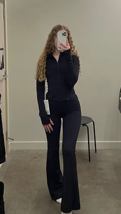 Black Flair Leggings Outfit Fall, Flare Leggings Aesthetic, Aesthetic Outfits Sporty, Gym Pants Outfit, Lululemon Define Jacket Outfit, Flared Yoga Pants Outfit, Black Flare Leggings Outfit, Lululemon Outfit Winter, Outfit Ideas Lululemon