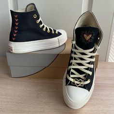 Preowned In Good Condition No Box Item Will Show Signs Of Wear Insole Area Also Show Signs Of Wear Please View All Photos Converse Chuck Taylor Platform, Chuck Taylor Platform, Rare Converse, Womens Converse, Converse Chuck, Converse Shoes, Chuck Taylor, Black Red, Converse