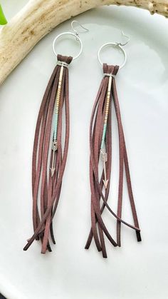 Leather Strip Earrings, Bead And Leather Earrings, Leather And Bead Earrings, Feather Seed Bead Earrings, Leather Earrings Ideas, Beaded Earrings Ideas, Diy Feather Earrings