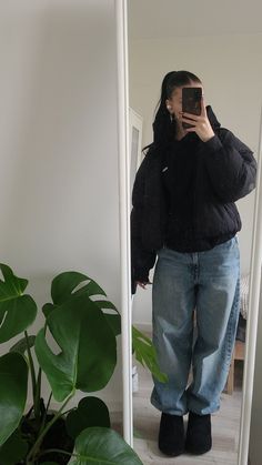 baggy jeans black hoodie and black uggs Black Hoodie Blue Jeans Outfit, Layering Cold Weather Outfits, Black Baggy Sweats Outfit, Baggy Pants With Uggs, Baggy Jean Fall Outfits, Baggie Hoodie Outfit, Black Uggs Fit, Winter Beanie Hairstyles, Light Grey Hoodie Outfit