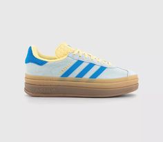 Adidas Damen Original Gazelle Bold Plateau Schuhe IN Blau Das Datenblatt dieses Produkts wurde ursprünglich auf Englisch verfasst. Unten finden Sie eine automatische Übersetzung ins Deutsche. Sollten Sie irgendwelche Fragen haben, kontaktieren Sie uns. Adidas Damen Gazelle Bold Schuhe Die adidas Gazelle Bold W Trainer sind eine erhöhte Plateau-Version der traditionellen Gazelle-Silhouette. Die gestapelte Gummisohle sorgt für eine moderne Note und macht sie zu einem stilvollen Schuh für Ihr Repertoire. Die Gazelle Bold sind ein bequemes Paar Schuhe, die sich perfekt für den Alltag eignen. Das Obermaterial besteht aus Mischmaterial, während das Futter aus Textil besteht, um für Komfort zu sorgen. Die Schuhe verfügen über einen Schnürverschluss und das traditionelle, auffällige adidas 3-Strei Blue Gazelle, Church's Shoes, Funky Shoes, Cute Nike Shoes, Fresh Shoes