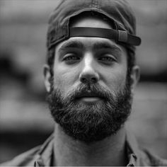 beard and baseball hat. I wish he was looking at me like that. I feel like a cougar just for lookin' Beards And Mustaches, Beard Envy, Beard Look