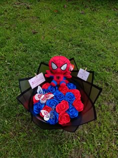 #spiderman #rosaseternas Spider Man Flowers, Ribbon Flowers Bouquet For Men, Spiderman Flowers, Flowers Bouquet Ideas, Man Bouquet, Ribbon Rose Bouquets