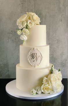 Wedding cake blanc sans pate à sucre 70 parts Wedding Cake Magnolia, Wedding Cake 50 People, Whipped Cream Wedding Cake, Wedding Cake Initials, Wedding Cake 2024, Wedding Cake Ideas Simple, Simple White Wedding Cake, Wedding Cake Designs Elegant, Plus Size Tutu