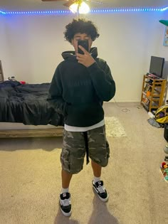 #outfits #outfitoftheday #outfitinspo #spring #vans #camo #mirrorpictures Jorts Mens Outfits Hoodie, Grey Tee Outfit Men, Oreo 5s Outfit, New Sku Vans Outfit, Fits With Vans Knu School, Back To School Outfits For Boys, Vans New Skool Outfit, Camo Jorts Outfit, Camo Jorts Outfit Idea