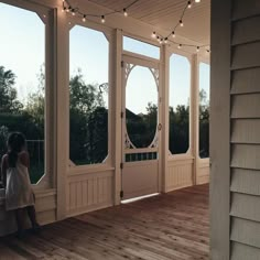 Building A Porch, Farmhouse Front Porches, Decor Ikea, Farmhouse Front, Casa Exterior, House With Porch, Front Porch Decorating, Country Style Homes, Country House Decor