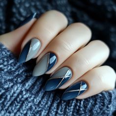 Step into the season with Artistic Wonderland Nails, where deep blue and soft gray meet delicate golden lines for a look that's both timeless and contemporary. This sleek design is the perfect way to add a touch of elegance to your December nails, offering a sophisticated twist on minimalistic beauty.  #ArtisticWonderlandNails #DecemberNails #ChicNailDesign #LuxuryNails #BlueGrayNails #GoldenNailArt #HolidayNails #ModernElegance Navy Blue Sparkle Nails, Winter Nails Gray, Navy Winter Nails, Navy Blue Winter Nails, Dark Blue Winter Nails, Gray Winter Nails, Winter Nails Blue, Golden Nail Art, Wonderland Nails