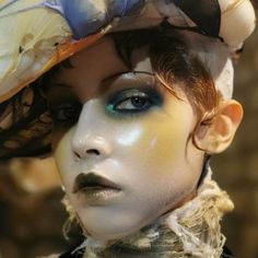 porcelain doll glass skin makeup done by pat mcgrath at the maison margiela ss24 paris couture week show 30s Makeup, 1930s Makeup, Porcelain Doll Makeup, Pat Mcgrath Makeup, Glass Dolls, Couture Makeup, Porcelain Skin, Models Backstage, Glossy Makeup