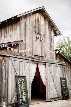 Small Country Weddings, Farm Wedding Reception, Barn Wedding Dress, Western Style Wedding, Country Wedding Venues, Country Barn Weddings