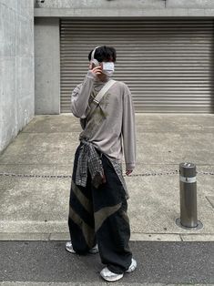 Japan Street Wear, Yk2 Fashion, Asian Street Wear, Tokyo Streetwear, Streetwear Asian, Japanese Street Fashion Men, Cyberpunk Streetwear, Men Fashion Vintage, Asian Streetwear