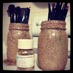 DIY glitter makeup brush holders Vanity Smurf, Makeup Corner, Marble Makeup, Jar Projects, Makeup Sets, Beauty Corner, Diy Glitter, Vanity Ideas