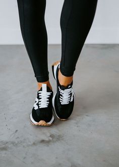 Steve Madden Campo Sneaker Work Outfits With Tennis Shoes Sneakers, Tan Tennis Shoes Outfit, Sneakers Work Outfit, Casual Outfits Sneakers, White Tennis Shoes Outfit, Stylish Walking Shoes, Sneakers Outfit Summer, Black Tennis Shoes, Fall Sneakers