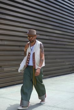 Coachella Outfit Ideas Men, Denim Bermuda Shorts Outfit, Vogue Fashion Week, Pitti Uomo Street Style, Mens Street Style Summer, Texas Winter, Boho Rocker, Coachella Looks, Vogue British