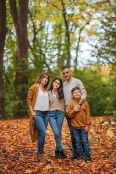 Fall Family Photoshoot, Fall Family Outfits, Inspi Photo, Autumn Photoshoot, Family Photoshoot Poses, Christmas Card Pictures, Fall Portraits, Family Christmas Pictures, Fall Family Photos