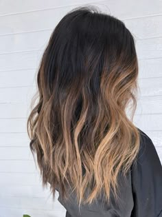 Caramel Balayage Ombre On Dark Hair, Ombré Medium Hair, Medium Hair Ombre Brown, Short Balayage Hair Brown Caramel, Dark To Caramel Balayage, Dark Brown Hair Ombre Caramel, Brown Ombre Balayage Hair, Half Baylage Brunette, Brunette Balayage Hair Medium Caramel Dark Brown Subtle Ombre