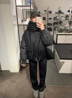 Puffer Jacket Outfit Women, Black Puffer Jacket Outfit, Aesthetic Winter Fashion, Puffer Jacket Outfits, Cold Winter Outfits, Women Puffer Jacket, Puffer Outfit, Outfits Cold