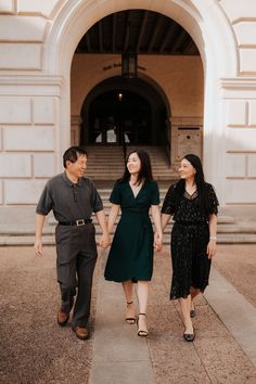 Graduation Picture With Family, Graduation Photoshoot With Parents