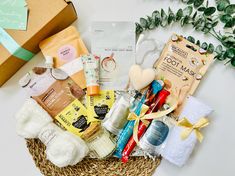 Luxury New Mum Spa Gift Box | Mum To Be Pamper Hamper | Baby Shower | Pregnancy Gift | New Mummy | Maternity | New Baby Mama Self Care | Filled with pampering self care treats, this gift is a perfect way to help a Mummy To Be or New Mum take some time out to relax and unwind. Choose from our 3 different colour themes. What's included: 💛 Neutral themed: - a spa headband - a 100% Egyptian cotton face towel - a hydrating and moisturising facial sheet mask - a coconut facial scrub  - a hydrating co Pamper Mommy To Be Party, Gift Baskets For Pregnant Women, Pregnant Spa Day, Sea Salt Body Scrub, Collagen Facial, Spa Luxe, Beauty Formulas, Pamper Hamper, Facial Sheet Mask